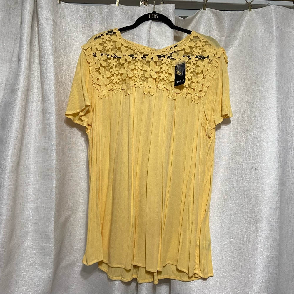 Torrid Crinkle Gauze Daisy Crochet Trim Top